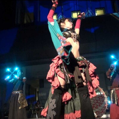 しいのき迎賓館のミュージアムウィークで、デジタル掛け軸の前でライトパフォーマンス