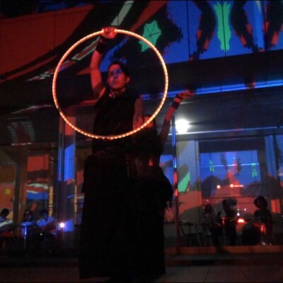 しいのき迎賓館のミュージアムウィークで、デジタル掛け軸の前でライトパフォーマンス