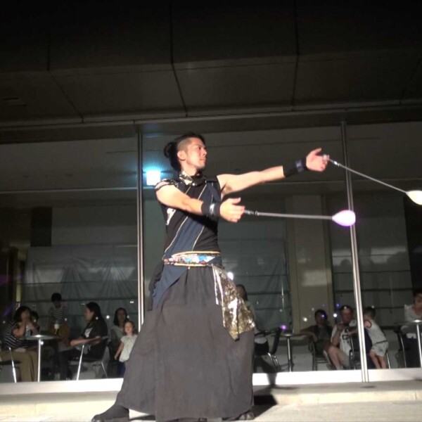 しいのき迎賓館のミュージアムウィークで、デジタル掛け軸の前でライトパフォーマンス