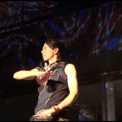 おこたんぺのコンタクトジャグリング しいのき迎賓館のミュージアムウィークで、デジタル掛け軸の前でライトパフォーマンス