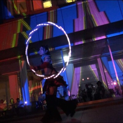 しいのき迎賓館のミュージアムウィークで、デジタル掛け軸の前でライトパフォーマンス