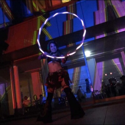 しいのき迎賓館のミュージアムウィークで、デジタル掛け軸の前でライトパフォーマンス