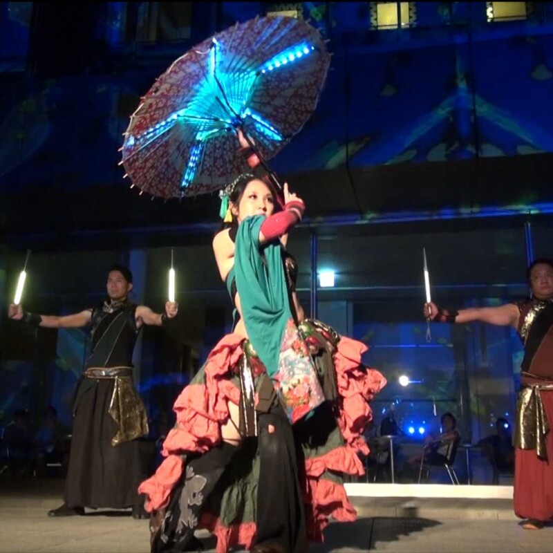 しいのき迎賓館のミュージアムウィークで、デジタル掛け軸の前でライトパフォーマンス