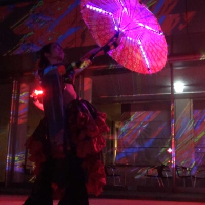 しいのき迎賓館のミュージアムウィークで、デジタル掛け軸の前でライトパフォーマンス