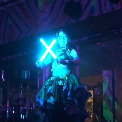 しいのき迎賓館のミュージアムウィークで、デジタル掛け軸の前でライトパフォーマンス