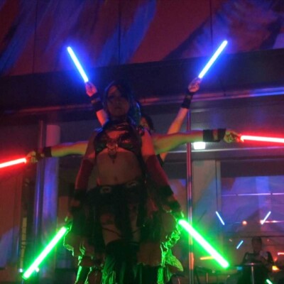 しいのき迎賓館のミュージアムウィークで、デジタル掛け軸の前でライトパフォーマンス