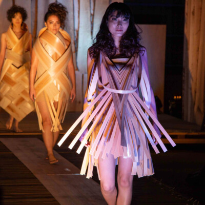 木の板で作った服のファッションショー