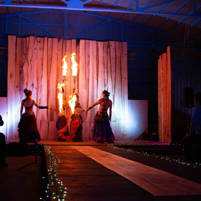 ガールズファイアーパフォーマンスチームのファイアーパフォーマンス