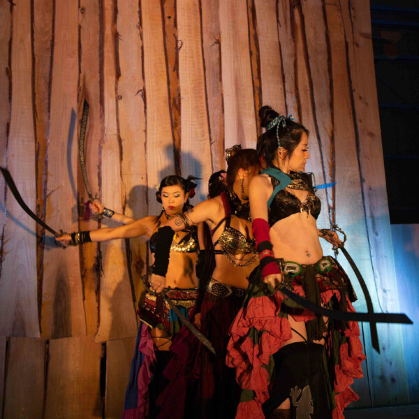 ファイアーベリーダンスチームステージパフォーマンス