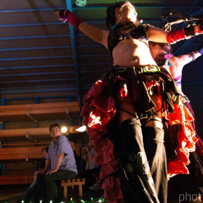 ファイアーベリーダンスチームステージパフォーマンス