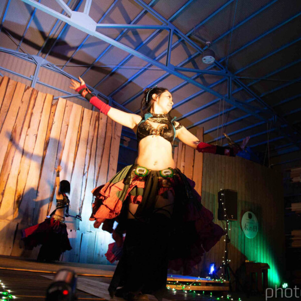 ファイアーベリーダンスチームステージパフォーマンス