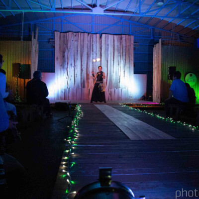 木のステージでファイアーパフォーマンスショー