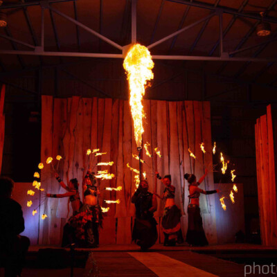 ガールズファイアーパフォーマンスチームのファイアーパフォーマンス