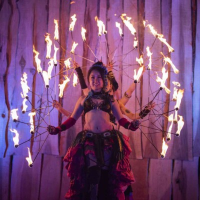 女性のファイアーダンサー