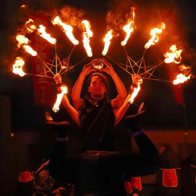 おこたんぺのコンタクトジャグリングとファイアーショー