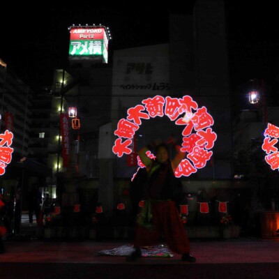 ビジュアルポイパフォーマンスでロゴを投影