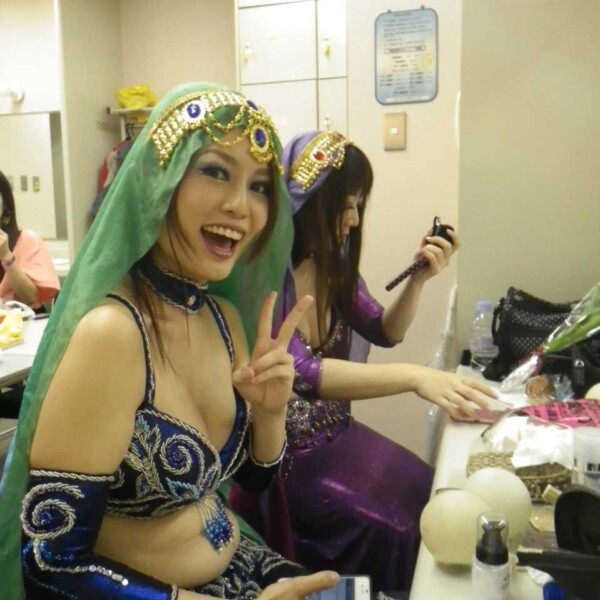 ベリーダンスイベントでダンスパフォーマンス