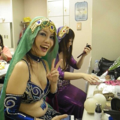 ベリーダンスイベントでダンスパフォーマンス