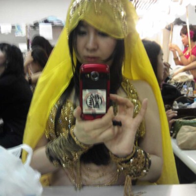 ベリーダンスイベントでダンスパフォーマンス