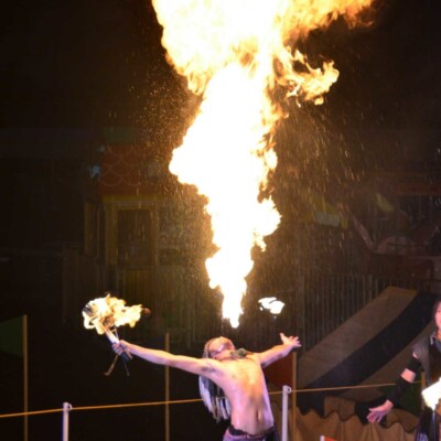 火吹きインディアン 西武園遊園地のビアガーデンで花火大会後にファイアーショー