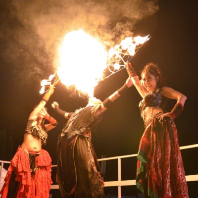 炎扇と火吹き 西武園遊園地のビアガーデンで花火大会後にファイアーショー
