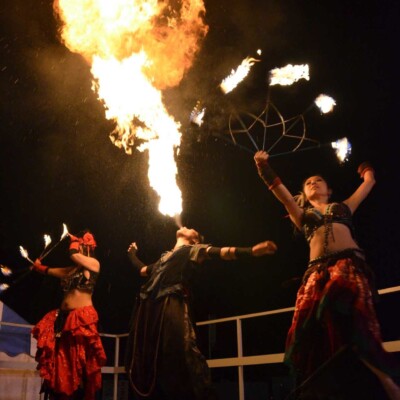 炎扇と火吹き 西武園遊園地のビアガーデンで花火大会後にファイアーショー