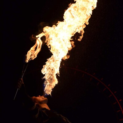 火吹き、ファイアーブレス 西武園遊園地のビアガーデンで花火大会後にファイアーショー