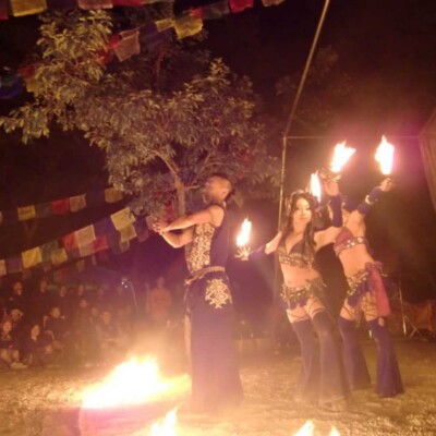 コンタクトジャグリングとファイアーベリーダンス アウトドアフェスでファイアーパフォーマンス