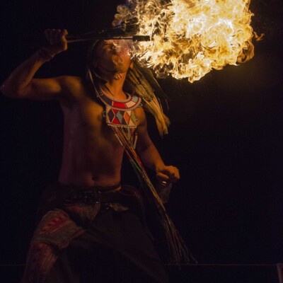 火吹き。ファイアーブレス 西武園遊園地のビアガーデンで花火大会後にファイアーショー