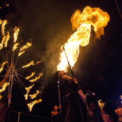 火吹き。ファイアーブレス 西武園遊園地のビアガーデンで花火大会後にファイアーショー