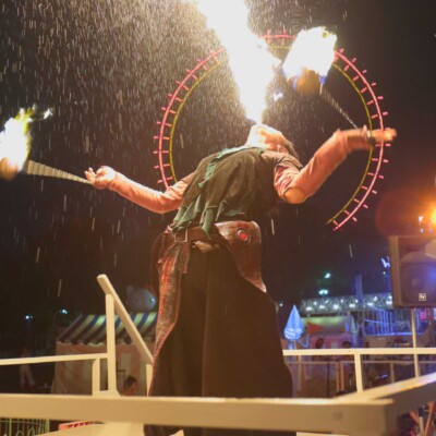 火吹き。ファイアーブレス 西武園遊園地のビアガーデンで花火大会後にファイアーショー