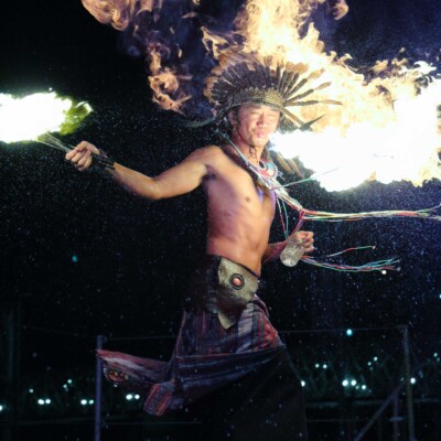 ファイアーインディアンの火吹き 西武園遊園地のビアガーデンで花火大会後にファイアーショー