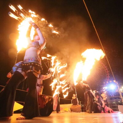 ファイアーショーを火吹きでシメ 西武園遊園地のビアガーデンで花火大会後にファイアーショー