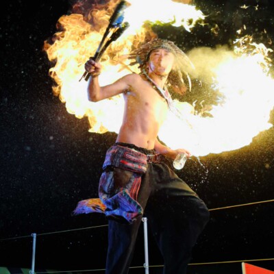 火吹き。ファイアーブレス 西武園遊園地のビアガーデンで花火大会後にファイアーショー