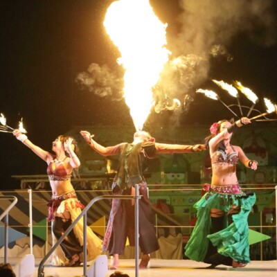 女子の炎扇で火吹き 西武園遊園地のビアガーデンで花火大会後にファイアーショー