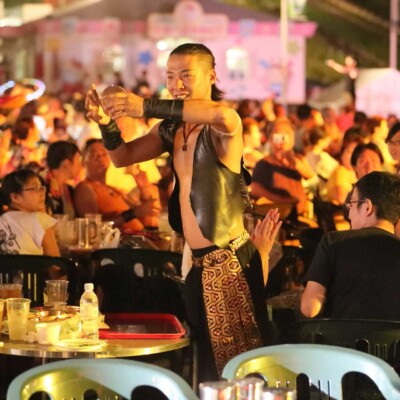 ショーの後は客席におりてそれぞれお客さんにご挨拶 西武園遊園地のビアガーデンで花火大会後にファイアーショー