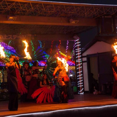 イルミネーションとファイアーパフォーマンス