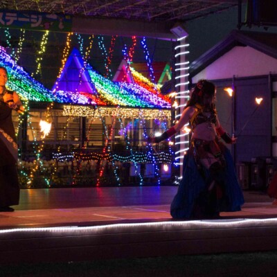 イルミネーションとファイアーパフォーマンス