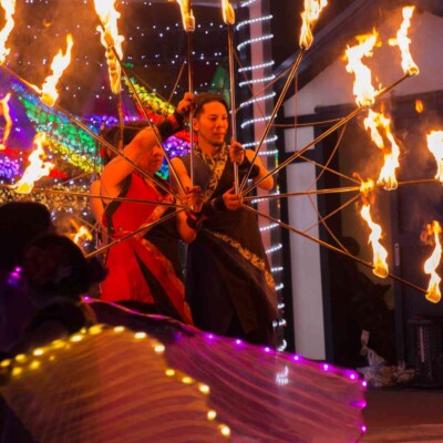 イルミネーションとファイアーパフォーマンス