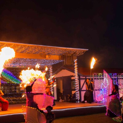 イルミネーションとファイアーパフォーマンス