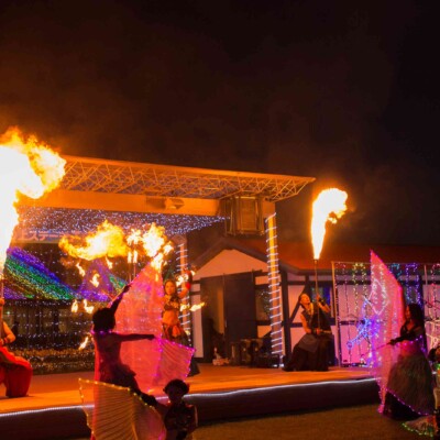 イルミネーションとファイアーパフォーマンス