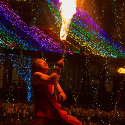 イルミネーションとファイアーパフォーマンス