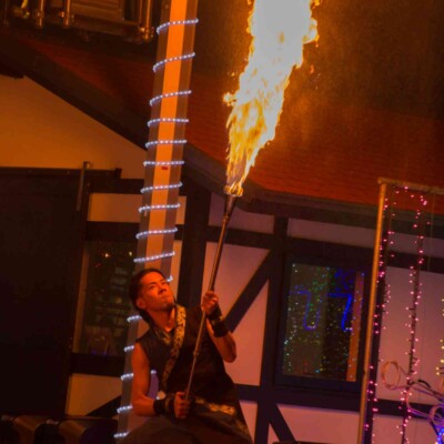 イルミネーションとファイアーパフォーマンス