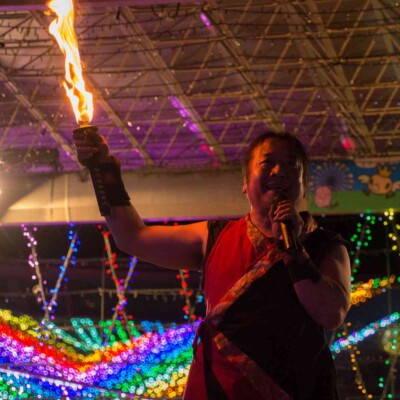 イルミネーションとファイアーパフォーマンス