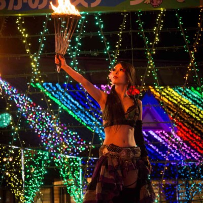 イルミネーションとファイアーパフォーマンス