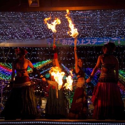 イルミネーションとファイアーパフォーマンス