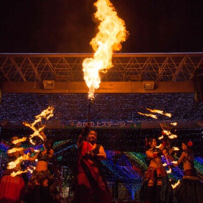 イルミネーションとファイアーパフォーマンス