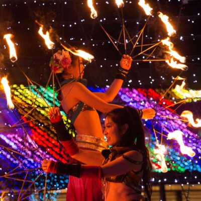 イルミネーションとファイアーパフォーマンス