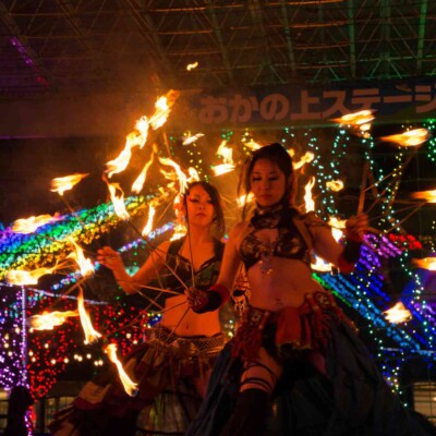 イルミネーションとファイアーパフォーマンス