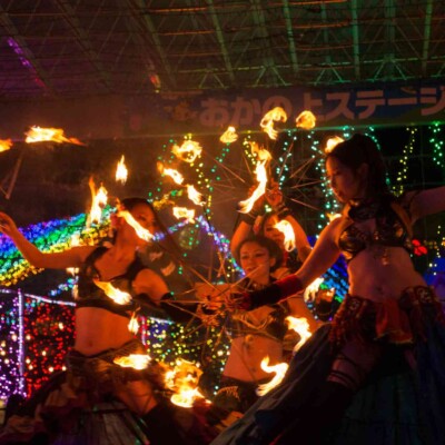 イルミネーションとファイアーパフォーマンス